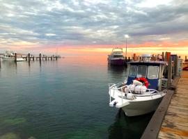 Shark Bay Cottages, hotel in Denham