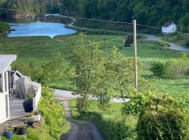 Anneks i naturskjønne Gitlevåg – hotel w mieście Lyngdal