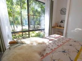 Airlie Beach Eco Cabins - Adults Only、エアリービーチの駐車場付きホテル