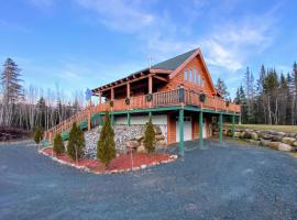 Cozy modern log cabin in the White Mountains - AC - granite - less than 10 minutes from Bretton Woods, chata v destinácii Carroll