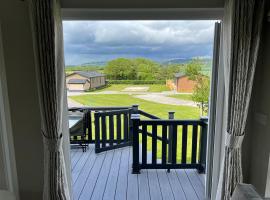Meadow View Lodge at Hollin Barn Lodge park Thirsk,North Yorks, hotel in Thirsk