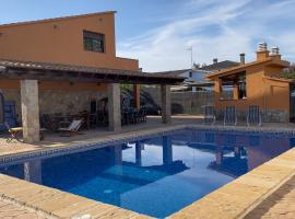 Casa Martina, hotel con piscina en Cardedeu