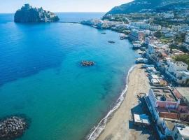 Beach House Ischia, vila v Ischii