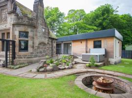 Stylish Loch Lomond lodge in stunning surroundings, casa de temporada em Balloch