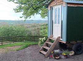 Rhodes To Serenity - Waterfall Shepherds Hut, holiday home in Cauldon