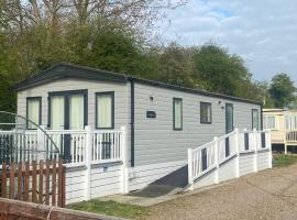 Starling Six Berth caravan, hotel in Alford