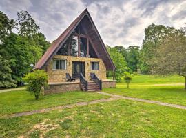 A-Frame Cabin with Hot Tub, Walk to Kentucky Lake!, hotell med parkering i Benton