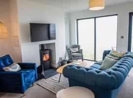 2 Bed Penthouse Apartment - 10 Plas – dom przy plaży w mieście Pistyll