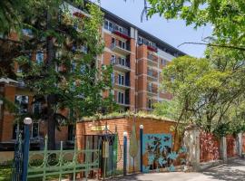 The Yellow Brick Apartment, hotel dekat Stasiun Kereta Samgori, Tbilisi