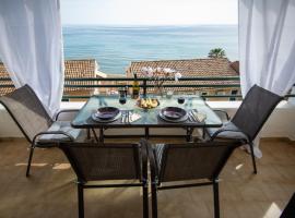 Alexandras On The Beach and Pool apt, Hotel in Glyfada