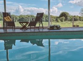 Casa Jacoba Pool House by Serendipia Turismo、Ortoñoのバケーションレンタル