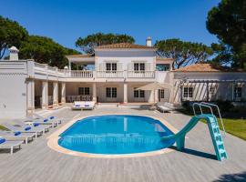 Portuguese mansion close to marina, golf and beach.: Vilamoura'da bir otel