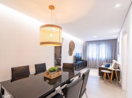 Incrivel apartamento com WiFi na Praia Brava SC, hotel u gradu Itažai