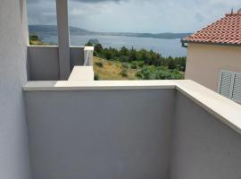 Apartments Vini, apartment in Seget Donji