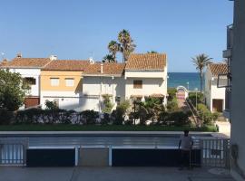 Apartamento en complejo residencial con piscina y garaje frente al mar, vacation rental in Valencia