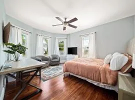 Cozy Up in 5BR Apt Near Charming Oak Square