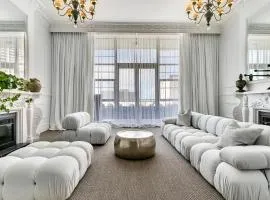 QV Luxury Elegant 2 Bedroom with Wifi & Parking -1035