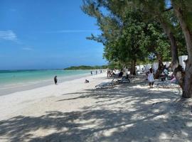 Villa verde Jamaica - Oceanview Getaway, Gated & Secured, hotel di Falmouth