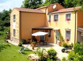 Scenic apartment in Vezzi Portio with private garden，Vezzi Portio的有停車位的飯店