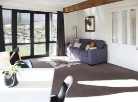 Sunny Lakeside Haven, golf hotel in Queenstown
