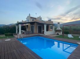 Georges Villa Galaxidi, family, pool and garden, hotel in Galaxidhion