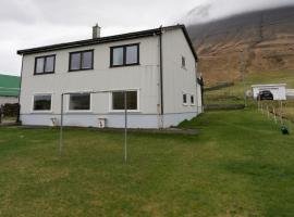Scenic Village / Nature / Cozy House / 4 BR โรงแรมที่มีที่จอดรถในViðareiði