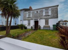 Unique 4bed large central Hayle cottage nr St Ives、ヘイルのペット同伴可ホテル