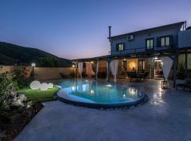 Casa Del Miele, private pool, BBQ, mountain view., hotel di Alikianós