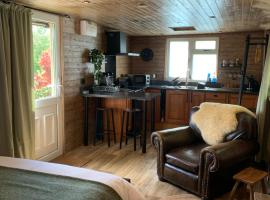 1 bedroom woodland cabin, hotel with parking in Launceston