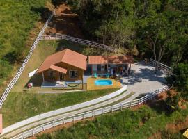 Recanto Águas Nascentes - Casa na serra com piscina e cachoeira no quintal!!, hotel em Pedra Menina