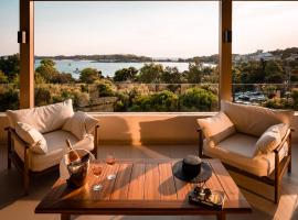 Somewhere Vouliagmeni, hotel dicht bij: Moorings Bar-Restaurant, Athene