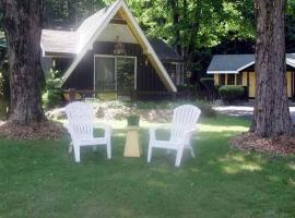 Amber Lantern Two-Bedroom Cottage, hotelli kohteessa Lake George