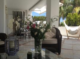 STUNNING 175 m2 APARTMENT with TERRACE and JACUZZI, hotelli Marbellassa