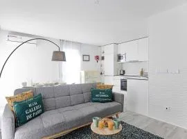 Stylish Flat W/ Gym & Parking by LovelyStay