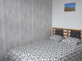 Skipper Appartement à Sangatte au premier étage à 50 metres de la plage avec rangement pour Wingfoil & Kitesurf, Hotel in Sangatte
