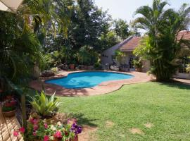 Wonderfully spacious two bedroom cottage in a quiet secluded area of town, on the edge of the bush - 1998, hytte i Victoria Falls