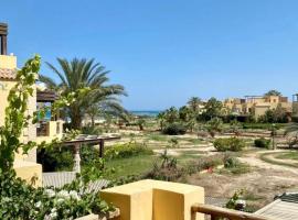 A sea view spacious cheering 5 bedroom villa Ain Sokhna "Ain Bay" فيلا كاملة للإيجار قرية العين باي、アインソフナの別荘