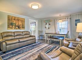 Wareham Cottage with Deck, Walk to Swifts Beach, ξενοδοχείο σε Wareham