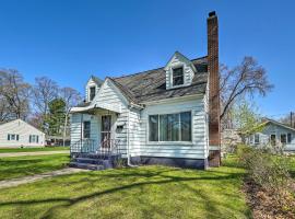 Cozy Retreat with Yard about 2 Mi to Lake Michigan!, hotel in Muskegon
