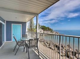 풋인베이에 위치한 호텔 Cozy Lakefront Middle Bass Retreat with Balcony