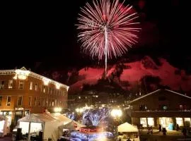 Luxury 2 Bedroom Mountain Vacation Rental In The Heart Of Downtown Aspen One Block From Silver Queen Gondola