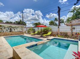 Breezy Naples Home with Private Outdoor Pool! – hotel w mieście Naples