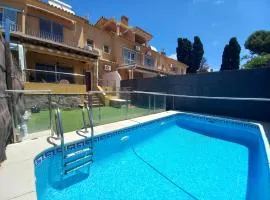 Adosado con piscina y vistas al mar.