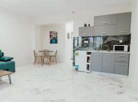 BLUE AND WHITE LUXURY suites – apartament z obsługą w miejscowości Nea Kallikratia