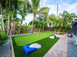 Beach house w/Putting Green/Game Rm/Rooftop Deck, family hotel in Cocoa Beach