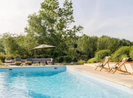 Villa avec vue - Piscine privée, cuisine d'été, jeux vidéo et appareils de fitness, casă de vacanță din Puygaillard