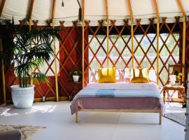 Byron Bay Hinterland Eco-Retreat Terracota Yurt, lều trại sang trọng ở Eureka