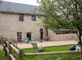 Maison de Campagne Spacieuse avec Piscine Privée et Jardin Clos - FR-1-306-1114, Hotel in Pannecé