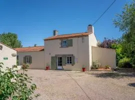 Maison de ferme rénovée avec cheminée, terrasse et jardin clos - à 800m du bourg de Froidfond - FR-1-426-149