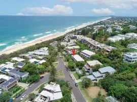 Andari Apartment 2, Sunshine Beach, Beachfront Street and just steps to Surf-club